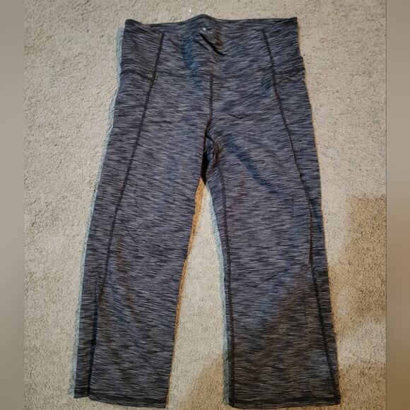 Women's Athleta Black Space Workout Capri leggings Sz Large - Picture 7 of 7